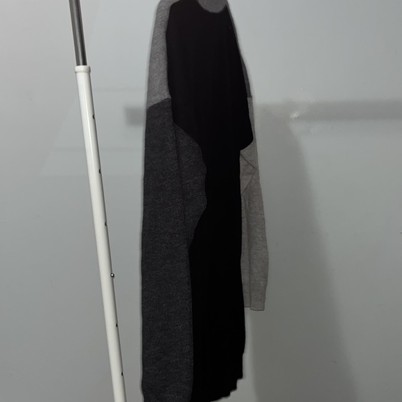 In cashmere sweater - Picture 2 of 6